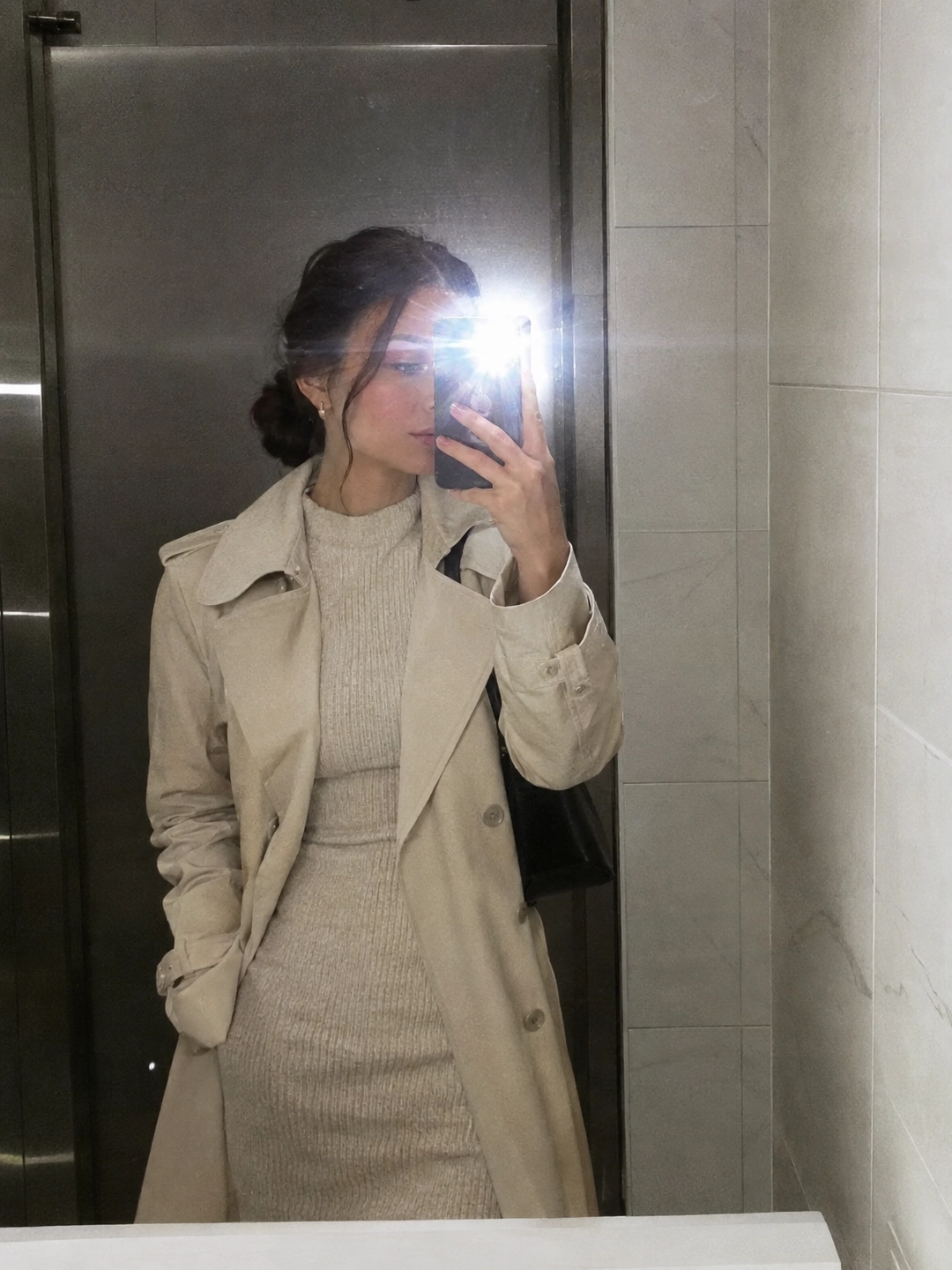 soft flash outfit effect mirror selfie trench look